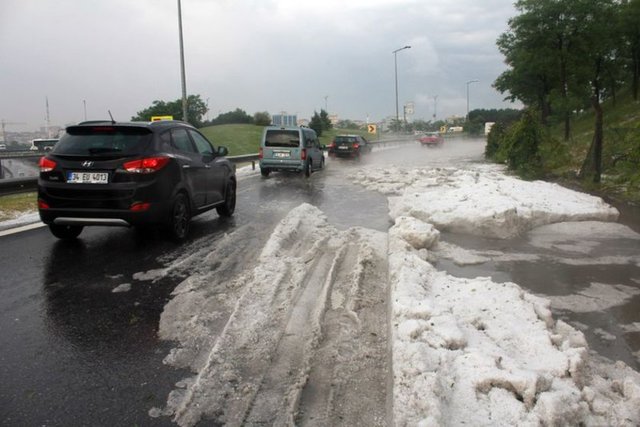 İstanbul'da önceki gün akşam saatlerinde bastıran dolu yağışı nedeniyle Esenler Hal Kavşağı'nda 80 santimetre dolu birintisi oluşmuştu