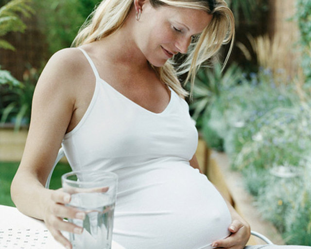Gebelik döneminde anne adayının 11-15 kilo almasının normal olduğu, günde 15 bardak su içmesi gerektiği kaydedildi.