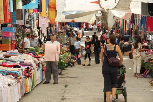 4. Levent: Salı Günü Sarıyer durakları yakınında kuruluyor.