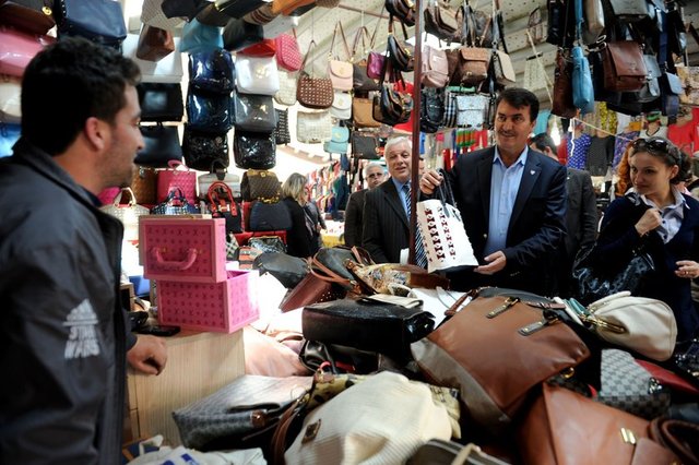 Pendik: Cumartesi Günü Otobüs duraklarının yanında kuruluyor.