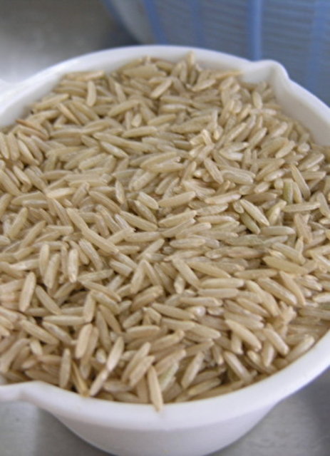 Nedir faydaları ya da farkı dersek, kepekli pirincin kabuğu B vitamini lif ve folik açısından çok zengin.