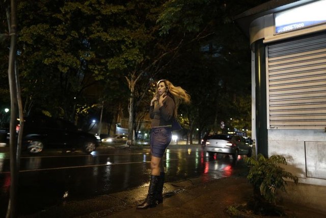 Tutucu kesimin baskıları sonucu buradaki açık bilgilerin üslubu daha 'uygun' hale getirildi. 5 milyon kişinin yaşadığı şehirde ise 23 genel ev bulunuyor.