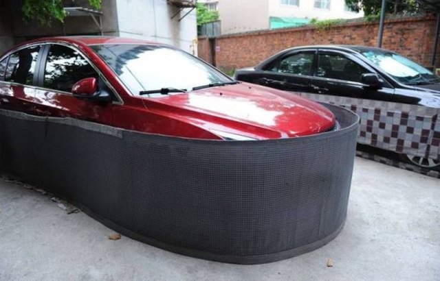 Araç sahipleri otomobillerin korumak için her gün araçlarını bu şekilde park ediyor.