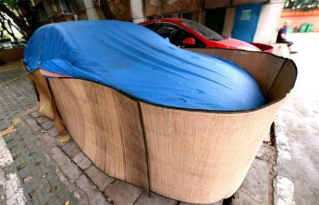 Böylece otomobillerini sabah uyandıklarında hasar görmeden bulabilmeyi umuyorlar.