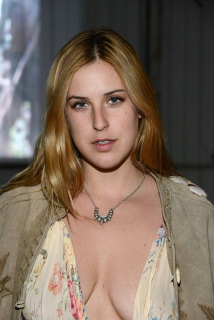 Us Weekly'nin haberine göre Scout Willis, Jane Pratt'ın internet sitesi xojane için bir yazı yazdı.