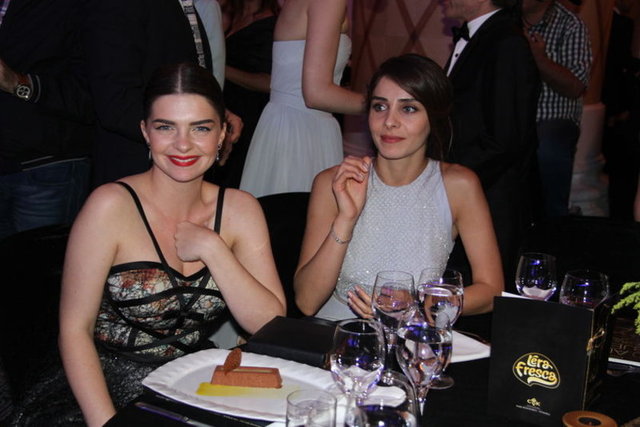 4 ödül birden alan Muhteşem Yüzyıldizisinin ekibinden Nur Fettahoğlu ve Pelin Karahan tüm gece objektiflere mutluluk pozları verdi.