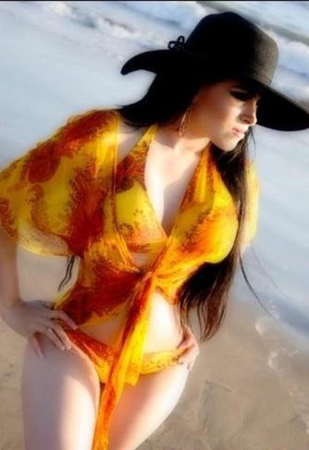 Claudia'nın bir anda fenomen olmasını sağlayan ise, her fırsatta twitter ve youtube hesabından paylaştığı, lüks hayatını gözler önüne seren kaleşnikoflu ve bikinili öz çekimleri.