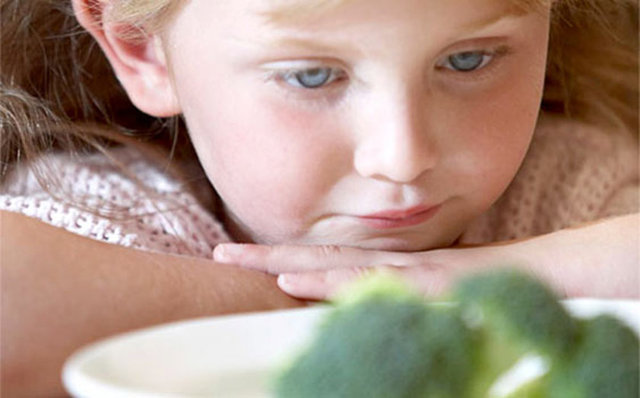 Leeds Üniversitesi'nden Prof. Hetherington, çocukların iki yaşından sonra seçici davranmaya ve  isteksiz olmaya başladıklarına dikkati çekerek, çocuklara sebze sevdirmek için iki yaşından önce ve sık sık sebzeli yemekler verilmesini önerdi.