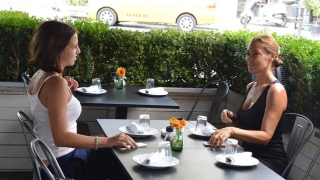 Annesi sayesinde sporu seven Zehra, sık sık Tarabya sahilinde yürüyüş yaparken görüntüleniyor.