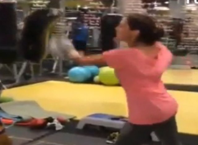 Yürüyüş ve diyetle 1 yılda 16  kilo veren Zehra, şu sıralar kick boks'a merak saldı.