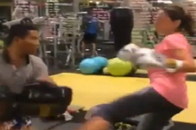 Hülya Avşar kızının kick boks yaparken çektiği videosunu Instagram'da paylaşarak altına "Seninle gurur duyuyorum" notu düşmüştü.