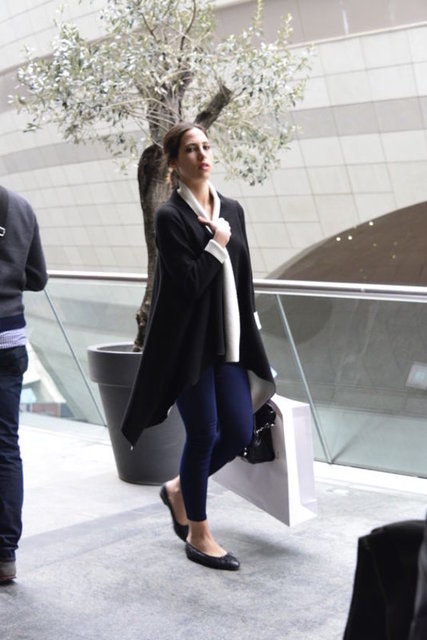 Mağazaları dolaşan 17 yaşındaki Zehra'nın yaşına göre büyük kıyafetler seçmesi dikkatlerden kaçmadı.