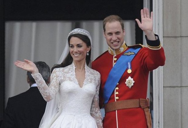 2010'da nişanlanıp bir yıl sonra da evlendiler.