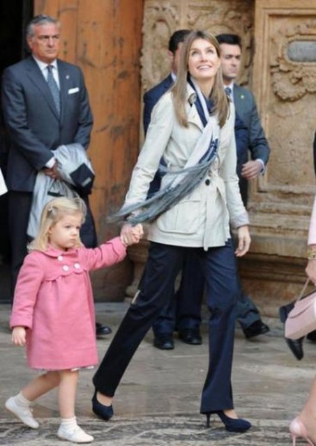 Letizia Ortiz de Kate Middleton da örnek anne imajı çiziyorlar.