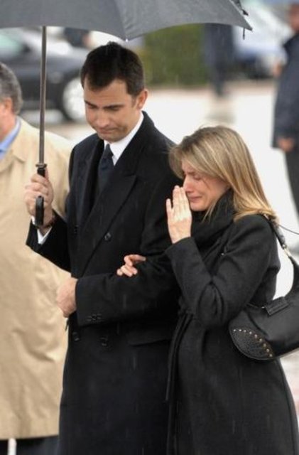 Letizia Ortiz'in, geçen yıl genç yaşta ölen kız kardeşinin cenaze töreninde yüzlerce kişinin önünde gözyaşlarını tutamayarak ağlaması, halkın gözündeki sempatisini artırmıştı.