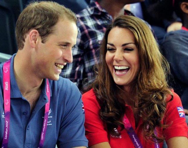 Bir kız bir erkek kardeşi olan Kate Middleton, Prens William ile üniversitede okurken tanıştı. -