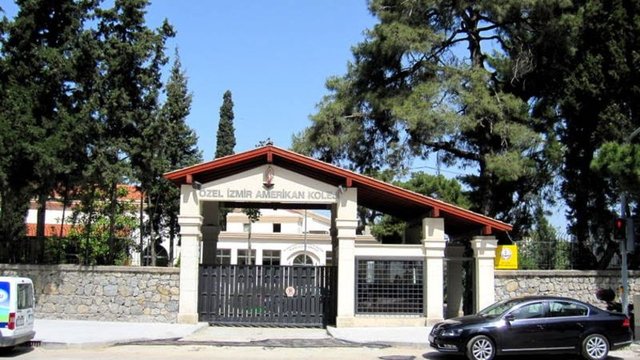 Öğrenim ücretinde Robert Lisesi'ni Üsküdar Amerikan Lisesi izliyor. Okulun yeni eğitim yılı ücreti peşin 43 bin 267 TL iken, 10 taksitli ise 45 bin 033 TL.