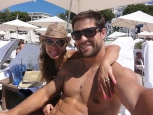 Eşi Bruna Leticia Ribas da Cunha'yle birlikte güneşlenip denize girerken görüntülenen 29 yaşındaki Ribas'ın önümüzdeki günlerde Türkiye'ye gelerek Fenerbahçe'yle resmi sözleşme imzalaması bekleniyor.