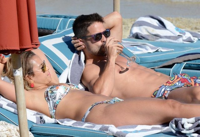 Fenerbahçe'nin yeni transferi Diego Ribas'ın eşi Bruna Leticia Ribas, Galatasaraylı Wesley Sneijder'in eşi Yolanthe Cabau'ya rakip olacak gibi görünüyor.