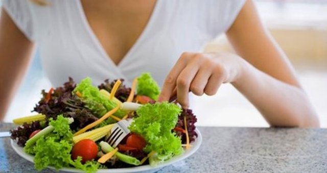 Fazla kilolu olmanın ruhsal ve sinirsel hastalık problemlerini arttırdığı da bilinen bir gerçektir. Araştırmacılar somon, ceviz, soya fasülyesi gibi omega-3'ün zengin olduğu besinler tüketmenin beynin şeker dengesini sağlıklı tuttuğunu buldular.