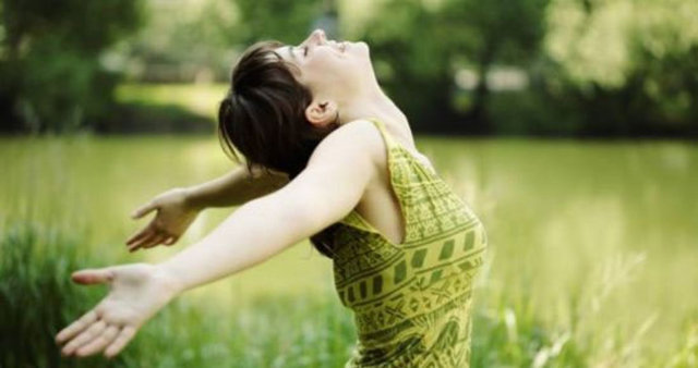 Yaş ve hafıza kaybıyla ilgili duyulan gerginlik orta yaş ve üstü kişilerin hafıza testlerindeki performanslarını düşürebilir.