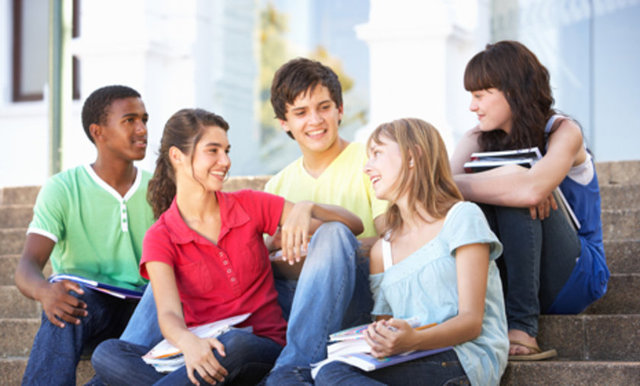 Araştırmacılar sosyalleşmenin zihnimize iyi geldiğini, insanların kendine özen göstermesini sağlayarak stresi azalttığını, sevilen insanlarla beraber olmanın yarattığı duygular sayesinde vücudun yararlı nörohormonlar salgıladığını ortaya çıkardı.