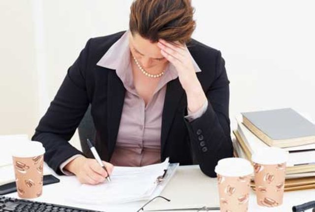 Çalışan hafıza üzerine yapılan bir çalışmada, genç ve daha yaşlı yetişkinlere kesintili ve kesintisiz tanıma testi yaptırıldı.  -