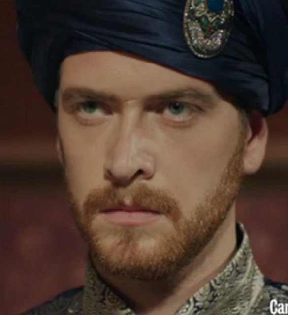 Bu sırada yapılan harcamaları karşılamak için, özel tören isteyen devlet hazinesi açılması yapılmadı ve ablası Mihrimah Sultan tarafından borç verilen 50.000 altın kullanıldı.