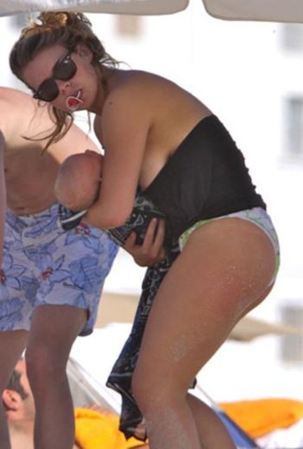 Billie Pipper de nerede olursa olsun bebeğini anne sütüyle besliyor.