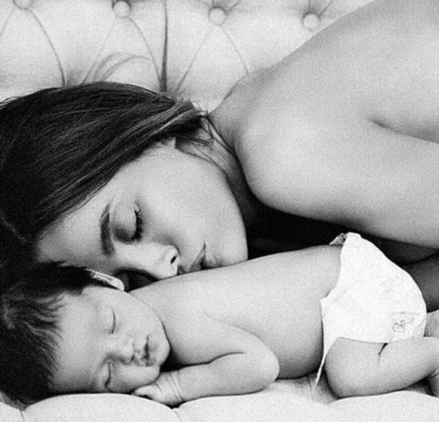 Hamileliği sırasında bile formu hiç bozulmayan ve bunu Instagram fotoğraflarıyla paylaşan iç çamaşırı mankeni Sarah Stage şimdi de doğum sonrası pozlarıyla konuşuluyor.