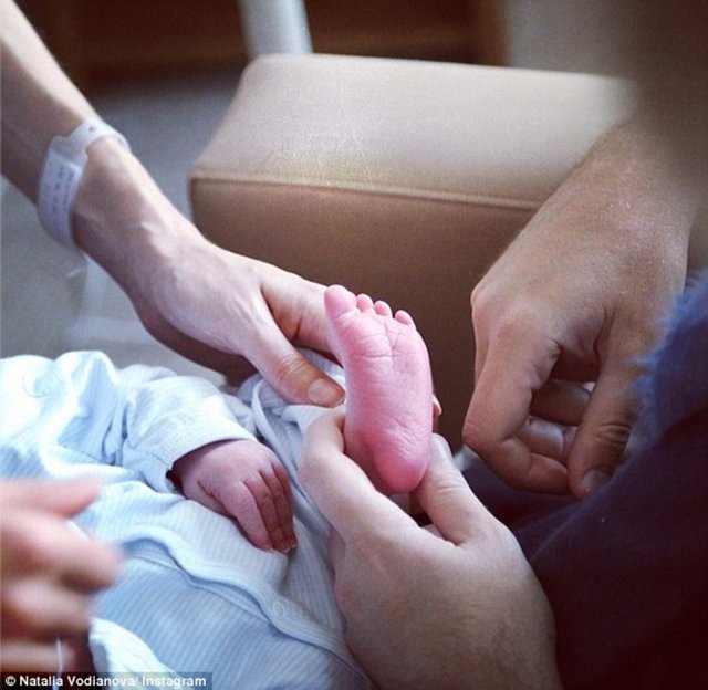 Vodianova'nın bir dergi için verdiği bu pozunu fotoğrafçı Paolo Roversi çekti. Eski eşi Justin Portman'dan üç çocuk sahibi olan Natalia Vodiavona, bir süre önce Antoine Arnoult ile ikinci evliliğini yaptı.