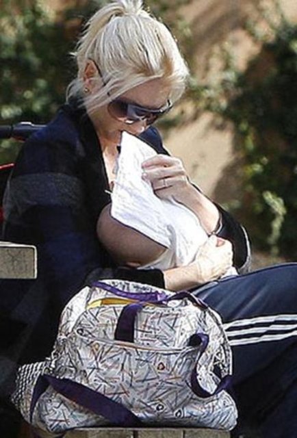 Gwen Stefani parkta bile oğlunu anne sütüyle beslemişti.