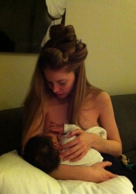 Top model Doutzen Kroes da oğlunu emzirirken çekilen bu kareyi sosyal medya hesabında paylaşmıştı.