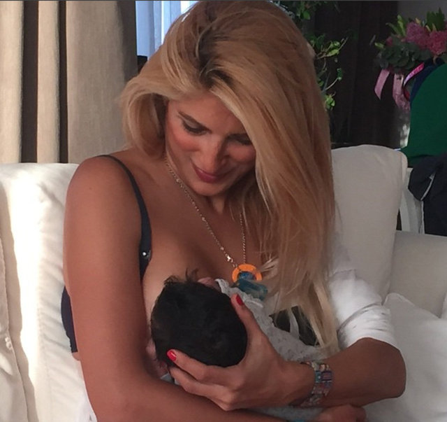 Bebeğini emzirir halde fotoğrafını çekip, Instagram hesabına yükleyen Coşkun, "Dünya Emzirme Haftası, tam destek! Emzir sütün gelsin" notu ile sevenleriyle paylaştı. Bir kısım da bunu Ömür Gedik'e gönderme oalrak yorumladı.