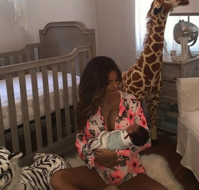 Sarah Stage tüm hamilelik serüvenini neredeyse günü gününe Instagram sayfasında paylaştı. Özellikle de hiç bozulmayan formuyla dikkat çekti.