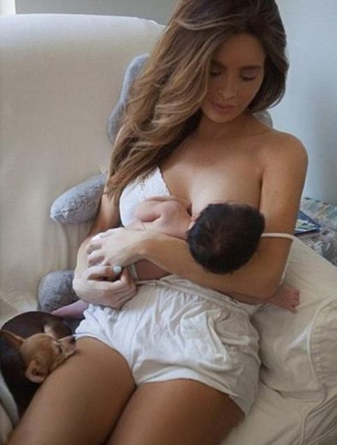 30 yaşındaki Stage, minik oğlu James Hunter'ı emzirirken çekilen pozuyla da sosyal medyanın en çok konuşulan kişisi oldu.  -