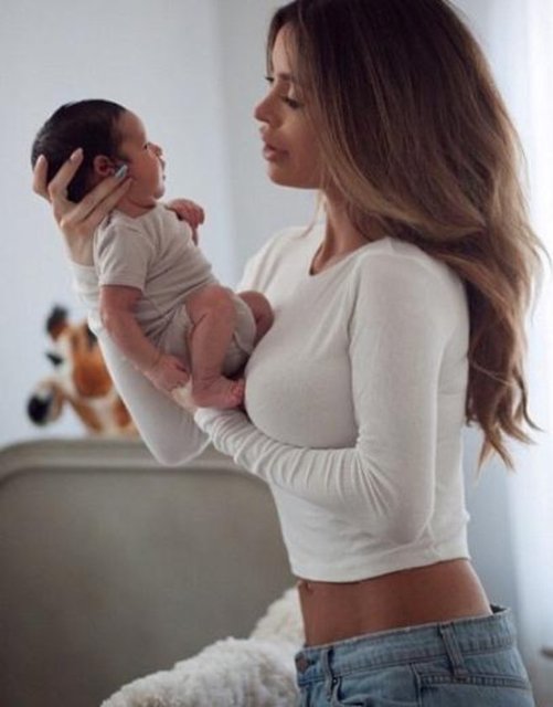 Kilo almadığı için bazıları tarafından "Kendi bedenini korumak uğruna bebeğini tehlikeye atıyor" diye eleştirilen Sarah Stage, 14 Nisan'da bir erkek bebek dünyaya getirdi. -