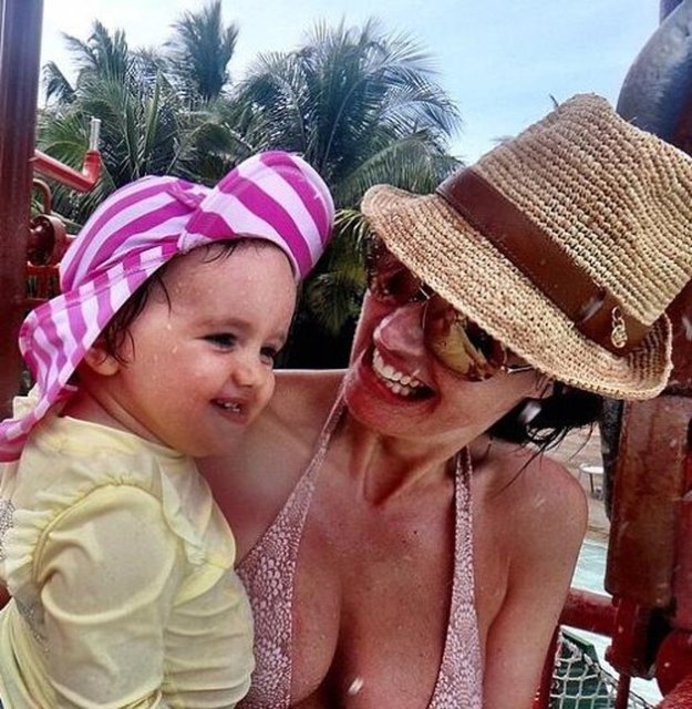 Tamara Ecclestone, kocası Jay Ruthland ve kızı Sophia ile birlikte çıktıkları Bahamalar tatilinde havuzda ve kumsalda bile kızını emzirirken çektirdiği pozlarını Instagram'da paylaştı.