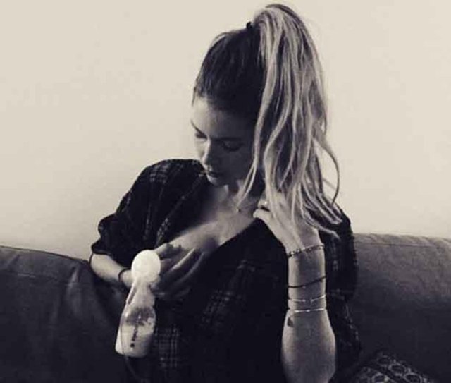 Hollandalı top model Doutzen Kroes, Instagram sayfasında kendisii yokken bebeğinin beslenmesi için süt makinesini kullanırken çekilen pozuru paylaştı.Kroes'un "Günlük rutin. Emzirmenin reklamının yapıyorum" notuyla paylaştığı bu kade çok sayıda beğenildi.