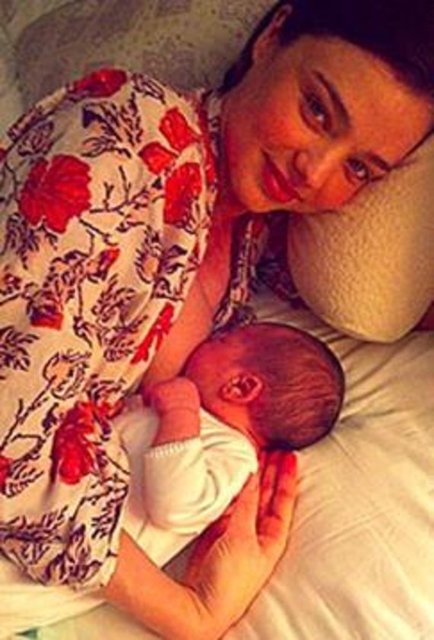 Miranda Kerr, daha önce de oğlu Flyn'ı emzirirken eşi Bloom tarafından çekilen başka bir fotoğrafını paylaşmıştı.