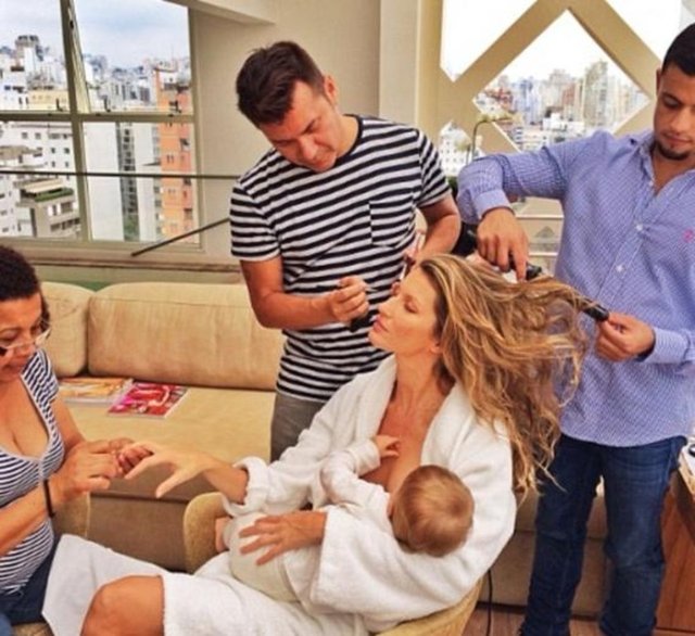Gisele Bundchen, Instagram sayfasında paylaştığı bu kare ile günün konusu olmuştu. Bir yandan saçı, makyajı ve manikürü yapılan Bundchen, bir yandan da kızı Vivian'ı emzirmeyi ihmal etmedi.