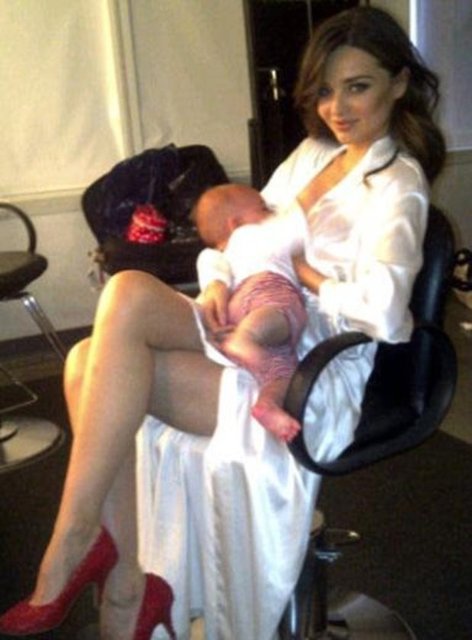Miranda Kerr, bir çekim arasında kuliste oğlu Flynn'ı emzirirken çektirdiği bu pozu Twitter'da paylaşmıştı.
