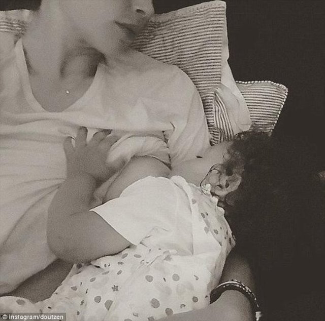 DJ Sunnary James ile evli olan 30 yaşındaki Kroes, bu tür pozların bağımlısı haline geldi. Model, geçtiğimiz Haziran ayında da benzer bir pozunu paylaşmıştı.