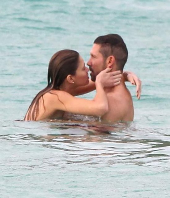 Atletico Madrid teknik direktörü Diego Simeone, İspanya Ligi şampiyonluğu ve Şampiyonlar Ligi finali sonrası yorgunluğunu sevgilisi ile birlikte Karayipler'de atıyor.