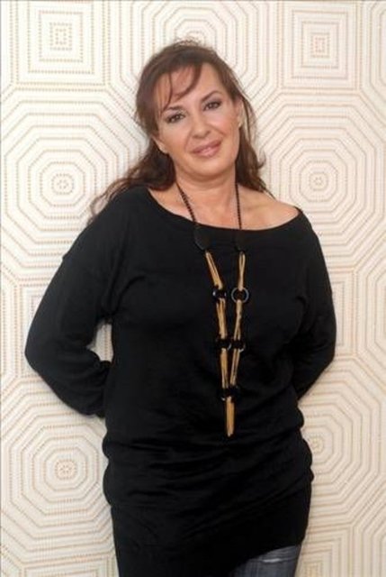 Perihan Savaş -  - Beş yaşında İstanbul Şehir Tiyatrosu Çocuk Bölümü'nde sahneye çıktı. Ortaokuldan sonra öğrenimini bıraktı. İlk evliliğini 13 yaşında, naylon çorap ve topuklu ayakkabı giyebileceğini düşünerek yaptı...