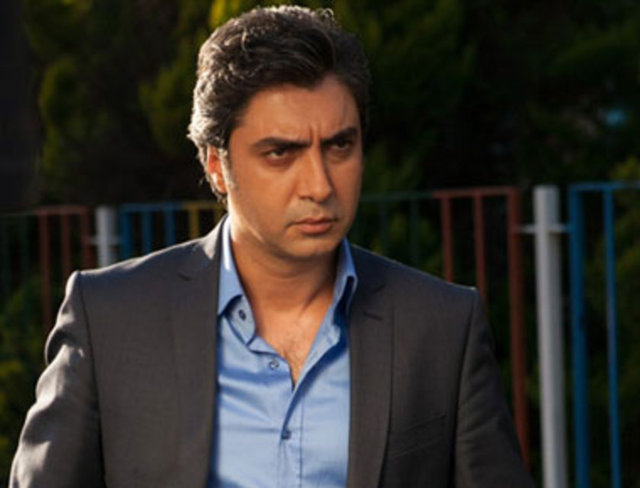 Necati Şaşmaz -  - Bir yapımın senaryo ekibinde yer alacağını sanıyordu ancak Sınav'ın "Bir dizide seni başrol düşünüyorum" teklifini kabul etti, hayatı değişti. -