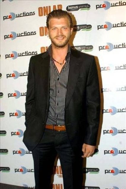 Kıvanç Tatlıtuğ -  - Uzun yıllar podyumda yer alan Kıvanç Tatlıtuğ oynadığı Gümüş dizisiyle şöhreti yakaladı. Ardından Menekşe ile Halil dizisinde rol alan Tatlıtuğ şimdilerde oynadığı Aşk-ı Memnu dizisindeki Behlül karakteriyle şöhretini pekiştirdi. -