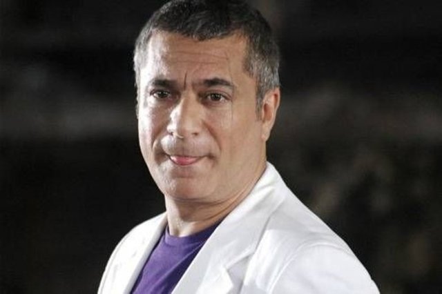 Mehmet Ali Erbil -  - Dört yaşındayken anne ve babası ayrılınca, o da ağabeyiyle birlikte annesi Yurdagül Eken'in yanında kaldı. Sonra annesi bir subayla evlendi. Ancak lise çağına geldiğinde üvey baba yanında daha fazla kalamayacağını anladı...