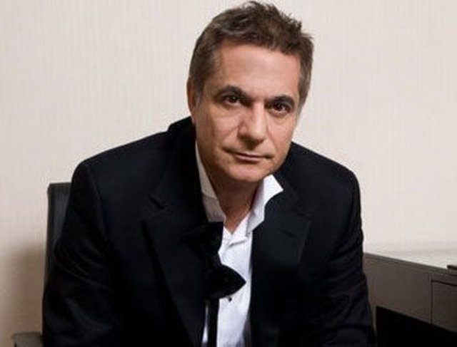 Mehmet Ali Erbil -  - Okuldan mezun olunca Devlet Tiyatroları'nda dört yıl çeşitli oyunlarda oynadı. 21 yaşına geldiğinde ya maaşa talim edecek ya da İstanbul'a gidip bir aylık maaşı bir gecede kazanacaktı. O, ikincisini tercih etti. -