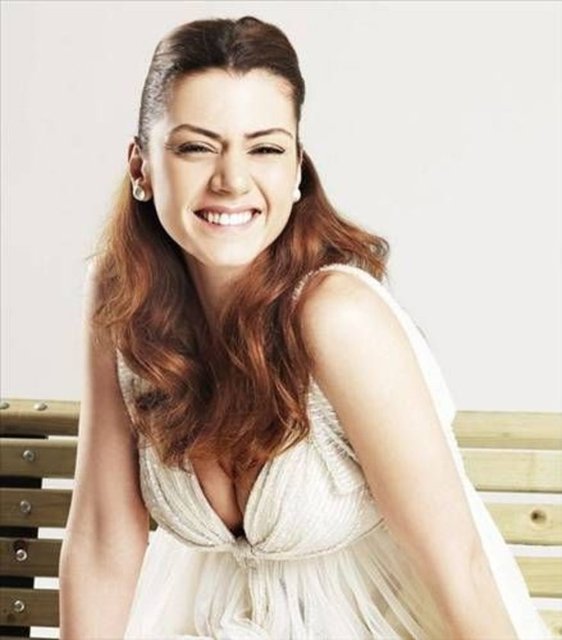 Gökçe Bahadır -  - Televizyona "Hayat Bilgisi" dizisindeki "Törpü" rolüyle adım atan Gökçe Bahadır, ardından oynadığı "Yaprak Dökümü"ndeki Leyla karakteriyle şöhreti yakaladı. -